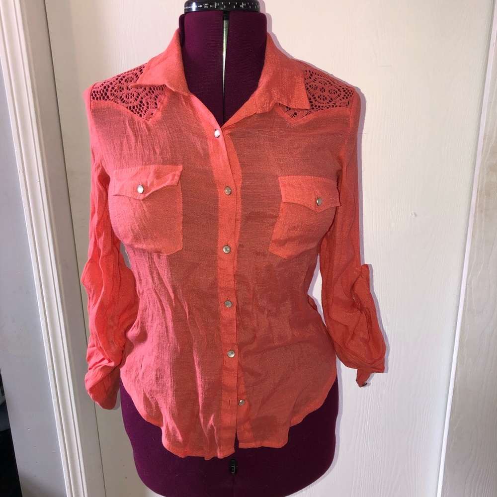 🌟3/$15🌟About A Girl. button up top. Medium. EUC.